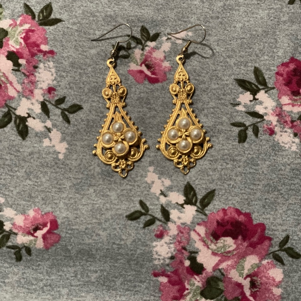 Elegant Gold tone Pearl Drop Earrings - Picture 4 of 5